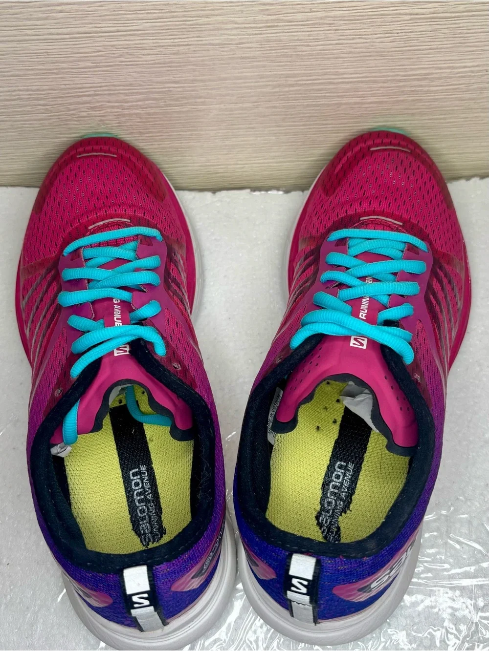 Salomon Women's Running Avenue Athletic Shoes with Turquoise Laces Size 8.5